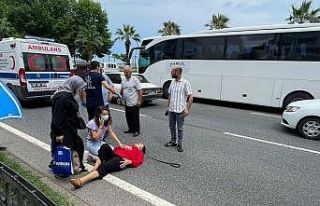 Yolun karşısına geçmeye çalışan kadına kamyonet...