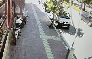 Yolun karşısına geçmeye çalışan yaşlı adamın...