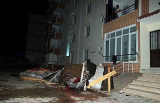Yozgat’ta fırtına çatıyı aracın üzerine uçurdu,...
