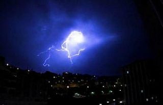 Yozgat’ta şimşekler geceyi aydınlattı