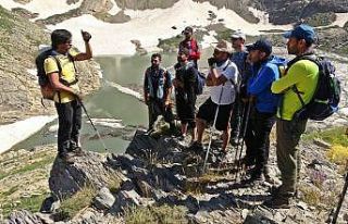 Yüksekovalı dağcılar 20 bin yıllık buzulları...