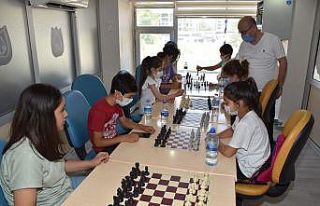 Yunusemre ile satranç öğreniyorlar