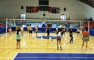 Yunusemre’de yaz voleybol kursu yoğun ilgi görüyor