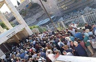 Yüzlerce fanatik Yahudi’den Mescid-i Aksa’ya...