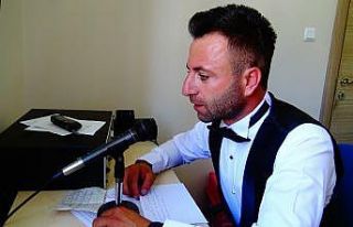 Zabıta memuru anons yaparak belde halkını düğününe...