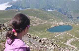 Zirvedeki krater gölleri büyülüyor
