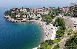 Zonguldak’ta vatandaşlar denize akın etti