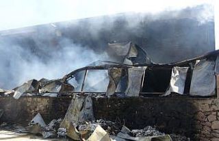 15 saattir yanan fabrikaya müdahale devam ediyor