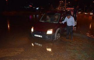 20 dakikalık sağanak yağış Malatya’yı felç...