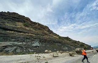 20 metre yükseklikten düşen kayalar karayolunu...