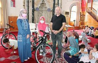 21 yıldır camideki Kur´an kursuna gelen çocuklara...