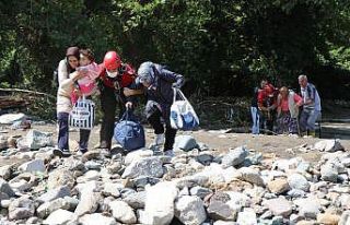 3 gündür yardım bekleyen 5 kişilik aile helikopterle...