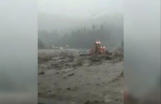 3 yaşındaki çocuğu kurtardıktan sonra sele kapılan...