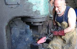 40 yıldır demirlere şekil veriyor