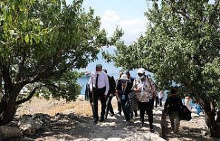 68 ülkenin büyükelçileri ve diplomatları Akdamar...