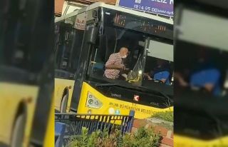 70 yaşındaki yolcu, otobüs şoförünü bıçaklamaya...