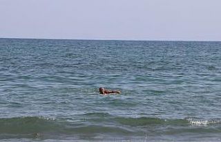 72’lik delikanlı Karadeniz’i kulaçlıyor