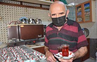 80 yaşındaki Osman dede 60 yıldır çaycılık...