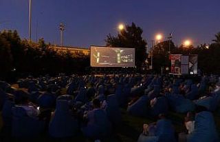 Açık havada sinema keyfi devam ediyor