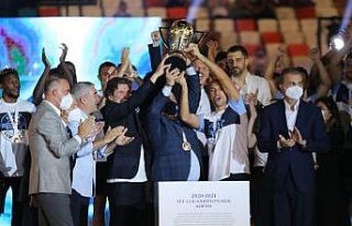 Adana Demirspor’un kupa töreni gerçekleştirdi