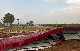 Adana’da fırtına çatı uçurdu