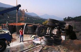 Adana’da kaçış rampasında beton bariyere çarpan...