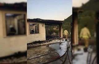 Adrasan’da yanan ev kullanılamaz hale geldi