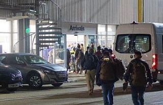 Afganistan’dan kalkan ilk tahliye uçağı İngiltere’ye...