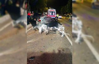 Ağaçları biçerek durabilen otomobilin motoru fırladı