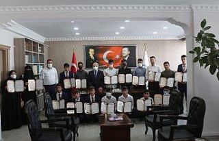 Ağrılı hafızlar belgelerine kavuştu