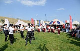 Ahlat’ta Diyarbakır çadırına yoğun ilgi