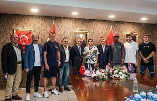 Ahmet Ağaoğlu: "Busenaz Sürmeneli gururumuz...