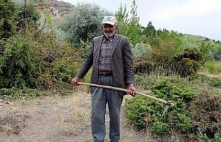Ahmet Dede, kasabasında bulunan dağa 34 yıldır...