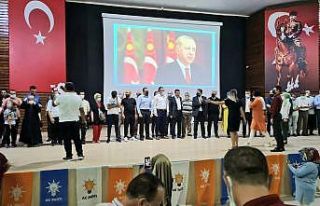 AK Parti’den şölen gibi tören