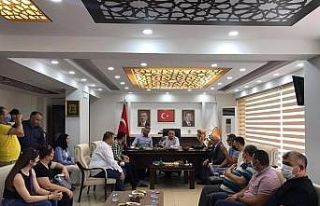 AK Parti’li Baybatur parti teşkilatında vatandaşları...