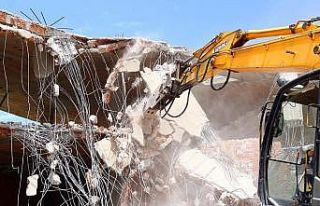 Aksaray’da tehlike arz eden metruk binalar yıkıldı