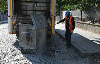 Akşehir’de çöp konteynerleri dezenfekte ediliyor