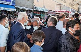 Akşener’in Bayburt ziyaretinde vatandaşlarla partililer...