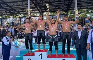 Alaplılı Güreşçiler, Balıkesir’de kürsüye...