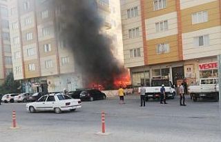 Alevler apartmanlara sıçramadan kontrol altına...