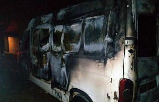 Alevlere teslim olan ticari araç küle döndü