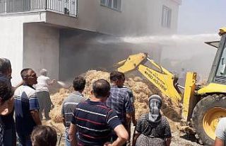 Ambar yangını meraklı vatandaşlara maske ve sosyal...