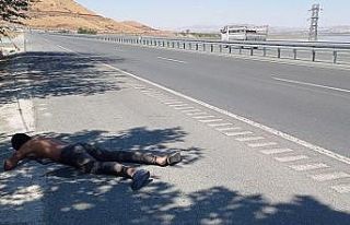 Anayol kenarında baygınlık geçiren göçmenin...