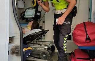 Aniden yola fırlayan küçük kıza otomobil çarptı