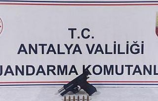 Antalya’da ruhsatsız tabanca ele geçirildi