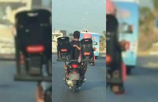 Antalya’da trafikte akıl almaz görüntü: motosiklet...