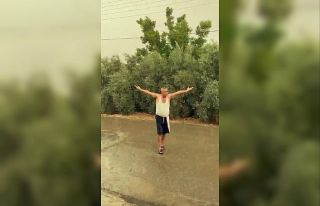 Antalya’da yaz ortasında yağmuru gören çiftçinin...