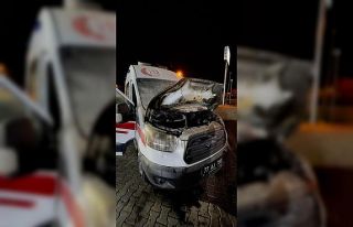 Antalya’ya desteğe giden 112 ambulansı alev aldı