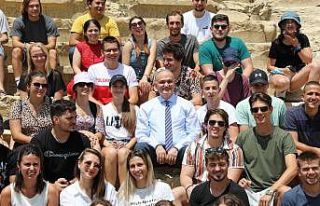 Antik kentin ziyaretçileri yabancı öğrenciler...