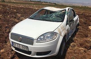 Araca çarpan otomobil tarlaya yuvarlandı: 2 yaralı